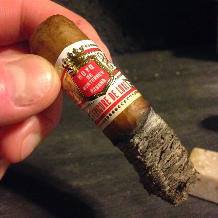 How to Ash a Cigar? Hoyo De Monterrey Epicure De Luxe (LCDH Exclusivo 2012)
